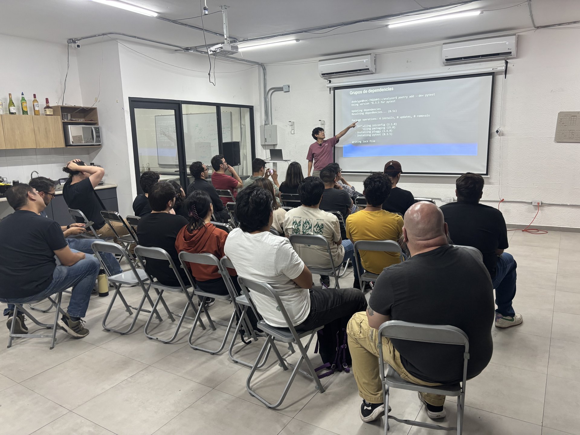 Ponente explicando el uso de Poetry para manejo de dependencias en Python