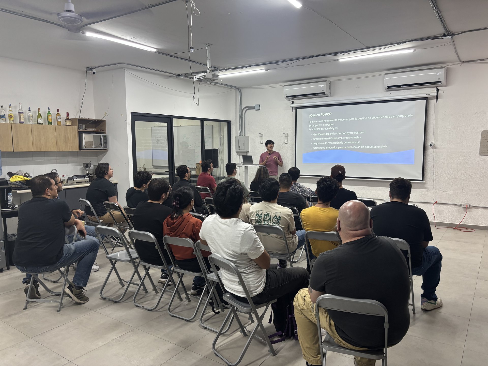 Demostración práctica de Poetry en un proyecto Python durante la charla