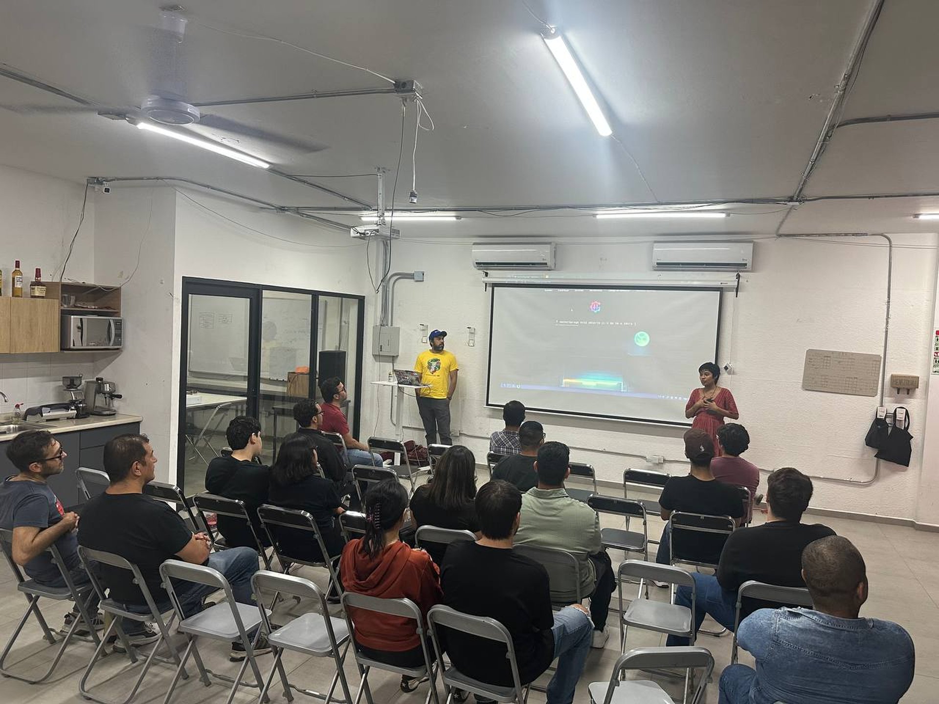 Ponente compartiendo información sobre HackerGarage durante la presentación