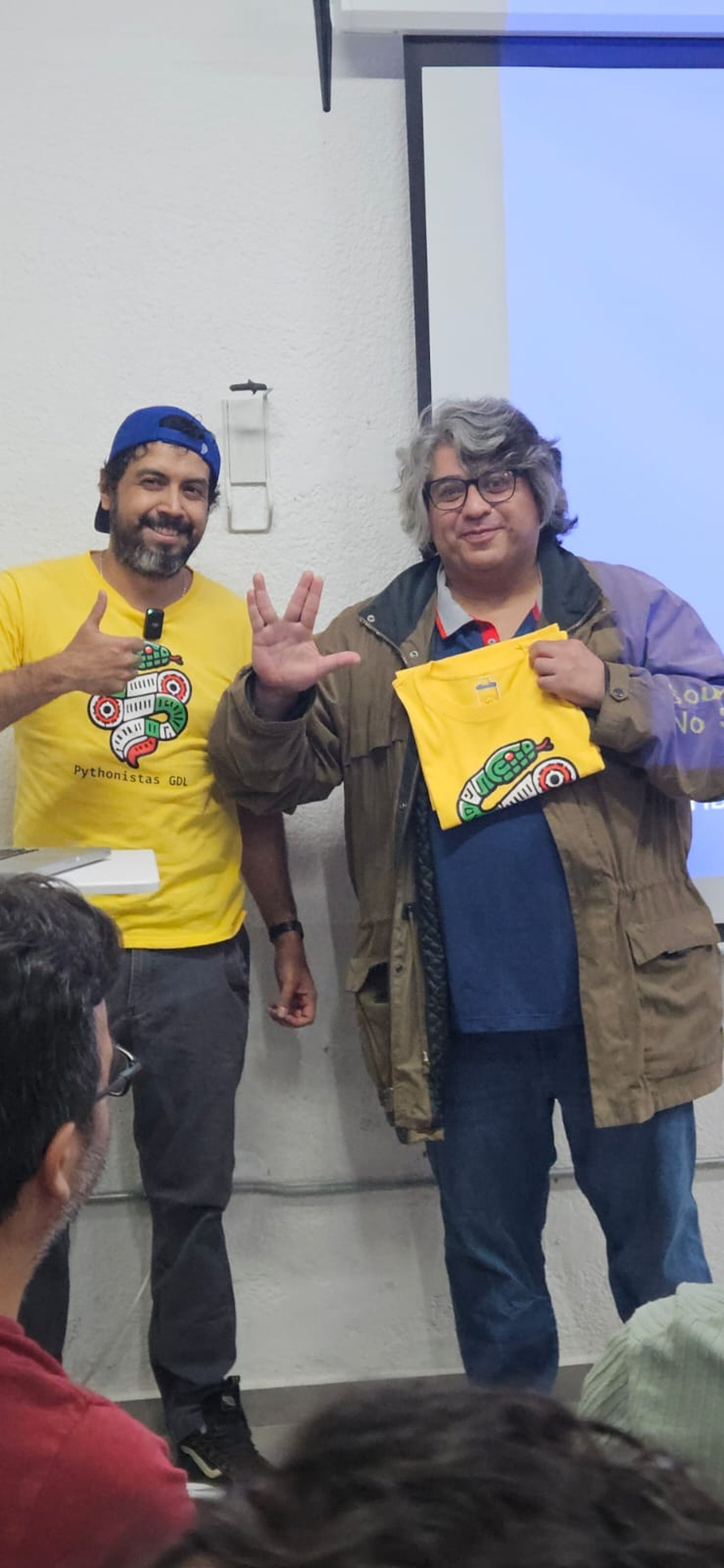 Participante del sorteo mostrando con alegría su playera de Pythonistas GDL