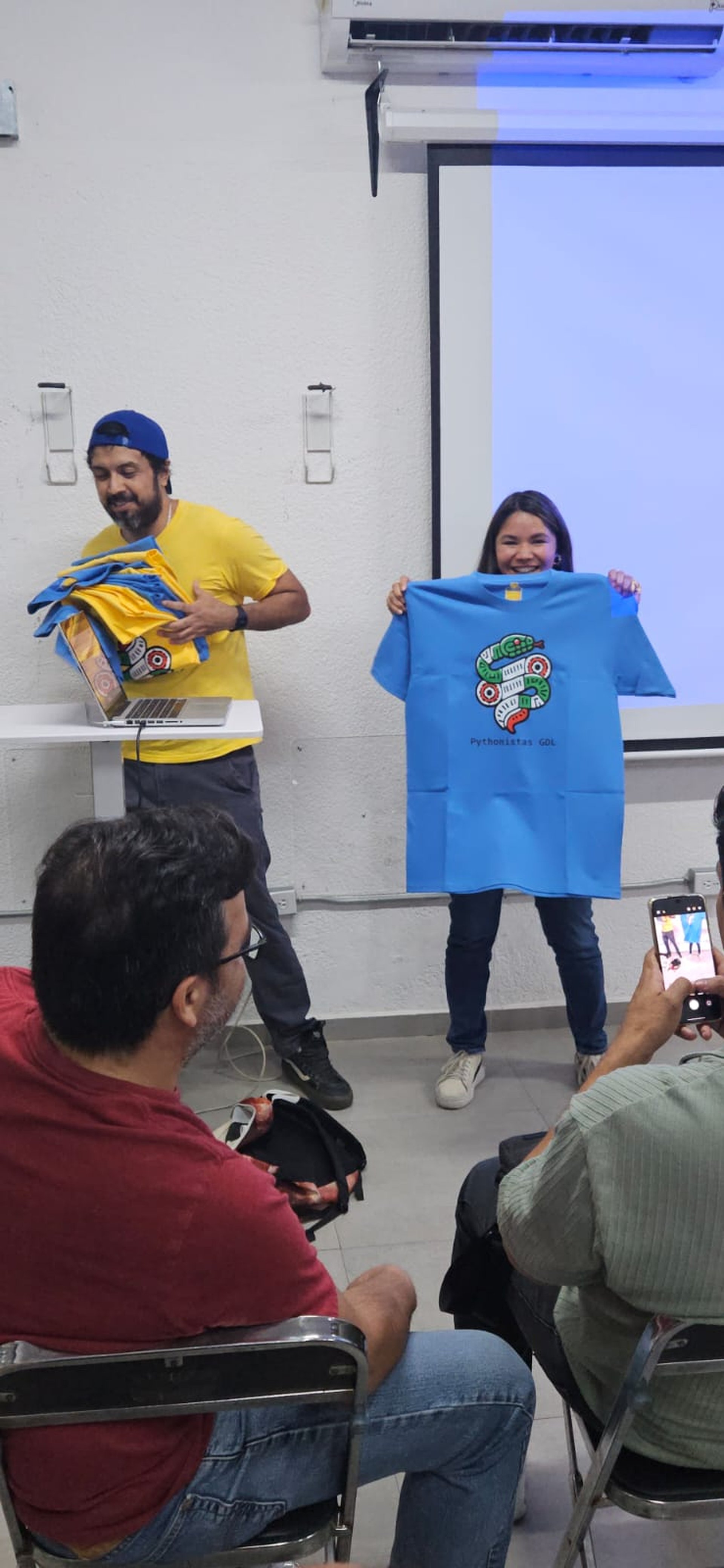 Momento de celebración al recibir el premio durante el evento