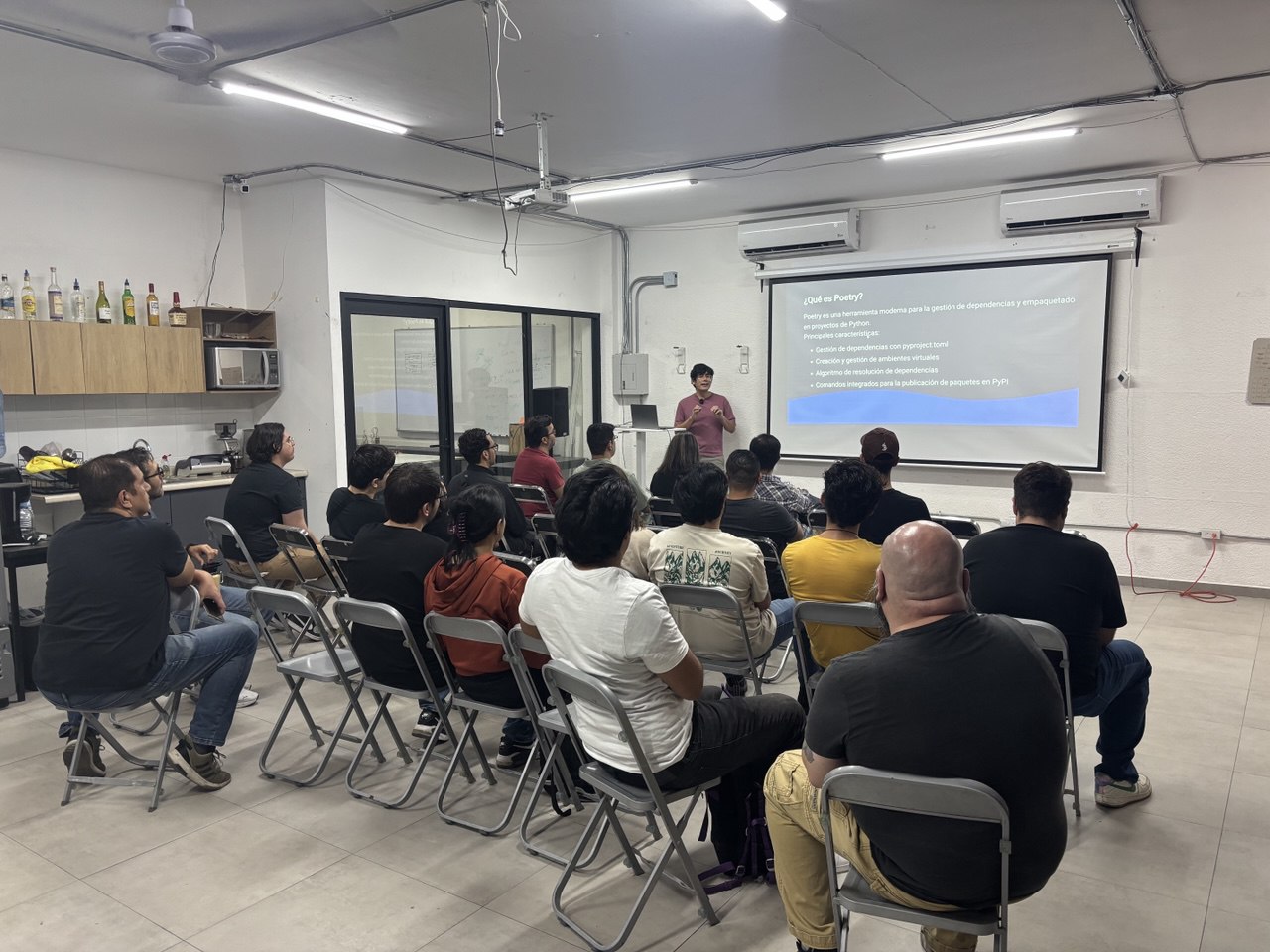 Collage de fotos del evento Pythonistas GDL del 16 de Mayo mostrando ponentes y participantes