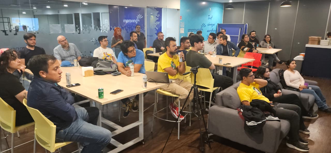 Comunidad de desarrolladores reunida en el evento de Pythonistas GDL de Septiembre