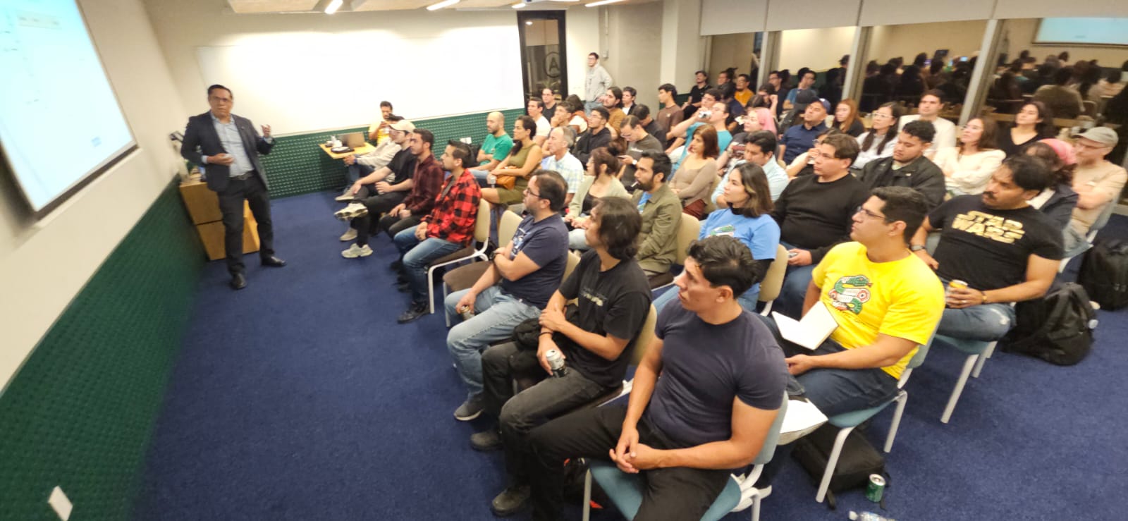 Comunidad de desarrolladores reunida en el evento de Pythonistas GDL de octubre