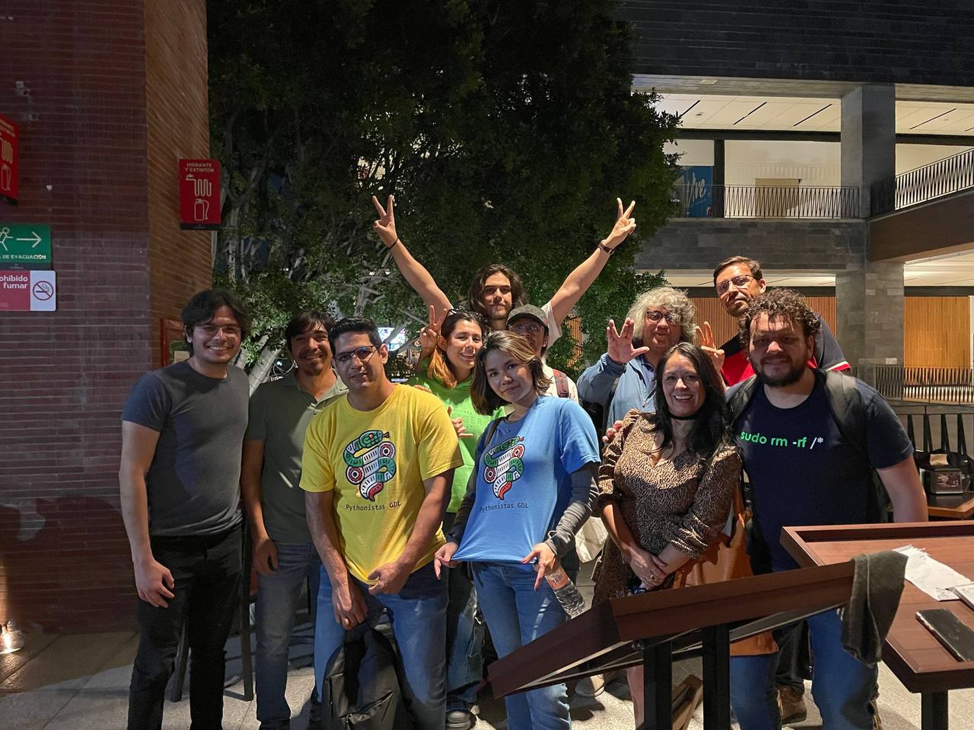 Participantes reunidos en el evento de Pythonistas GDL