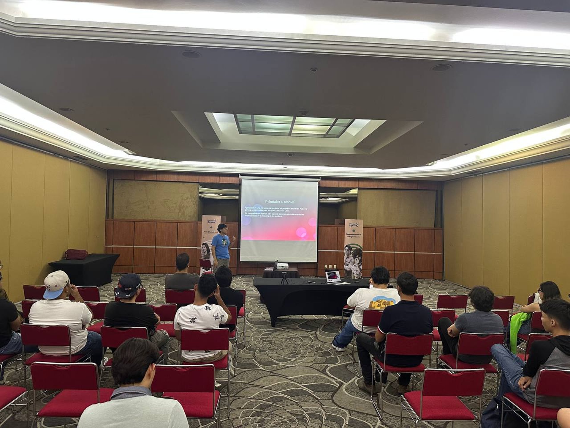 Daniel Presentando sobre como crear ejecutables