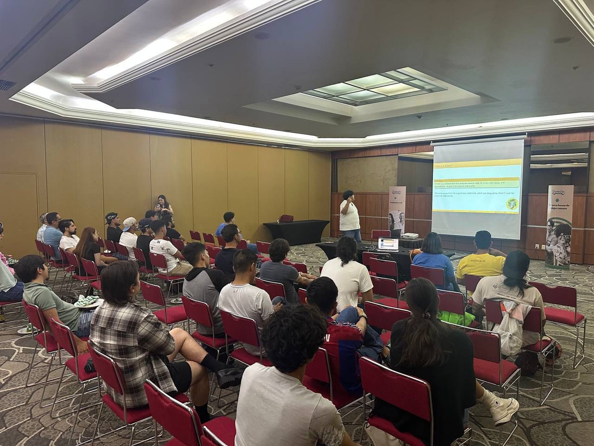 Miguel presentando sobre linters en git