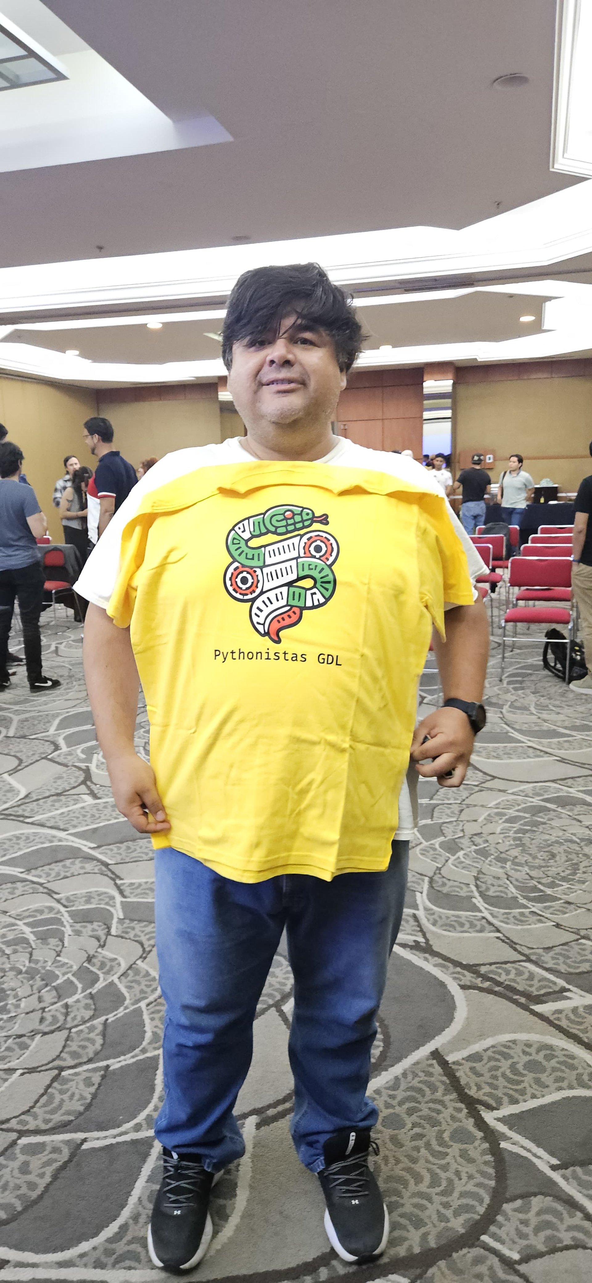 Miguel recibiendo su playera de Pythonistas GDL