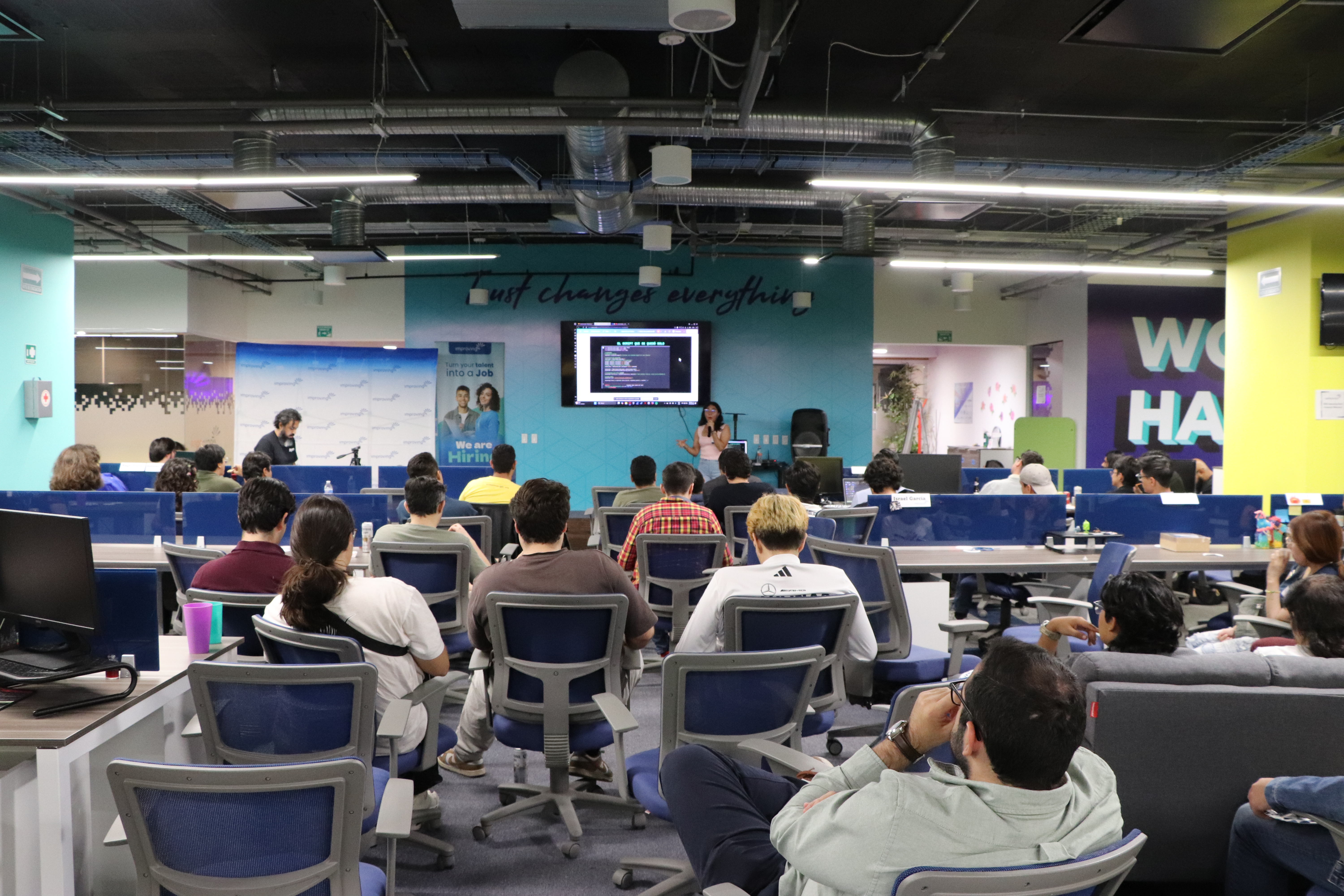 Comunidad de desarrolladores reunida en el evento de Pythonistas GDL de Marzo