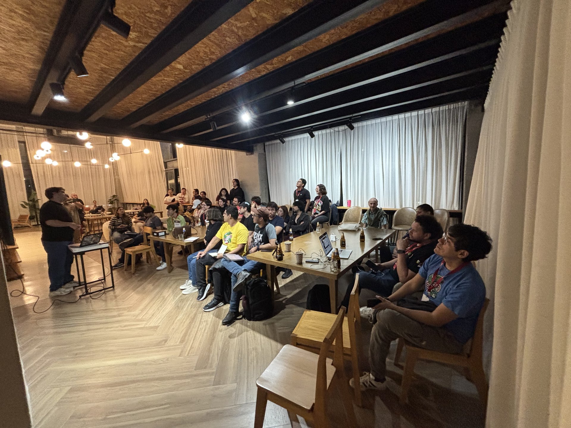 Comunidad de desarrolladores participando activamente en las actividades del evento