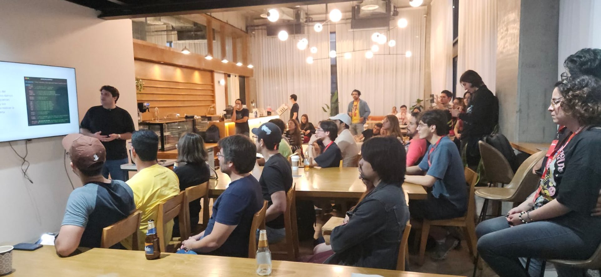 Ponente explicando técnicas de web scraping con Python durante la charla técnica