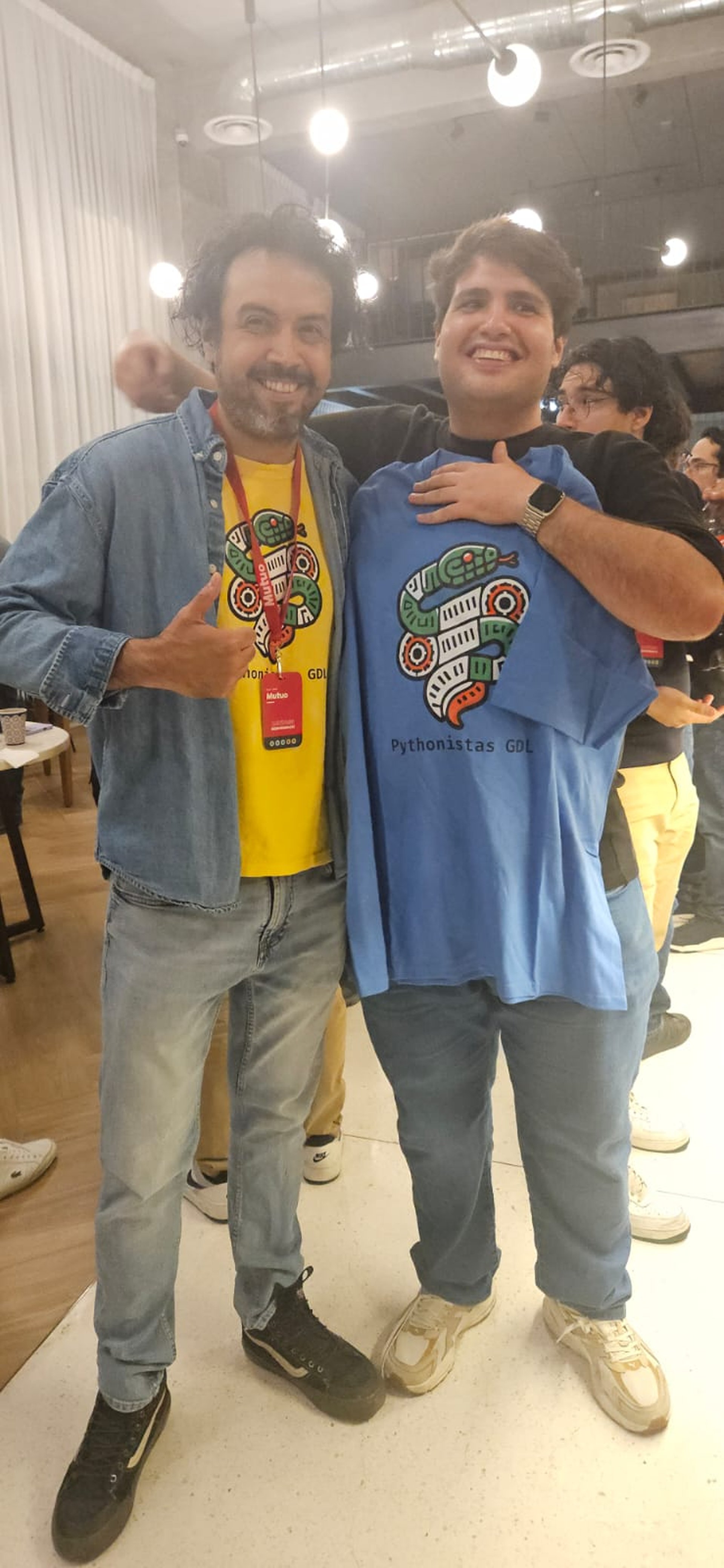 Participante recibiendo playera de Pythonistas GDL como reconocimiento por su participación