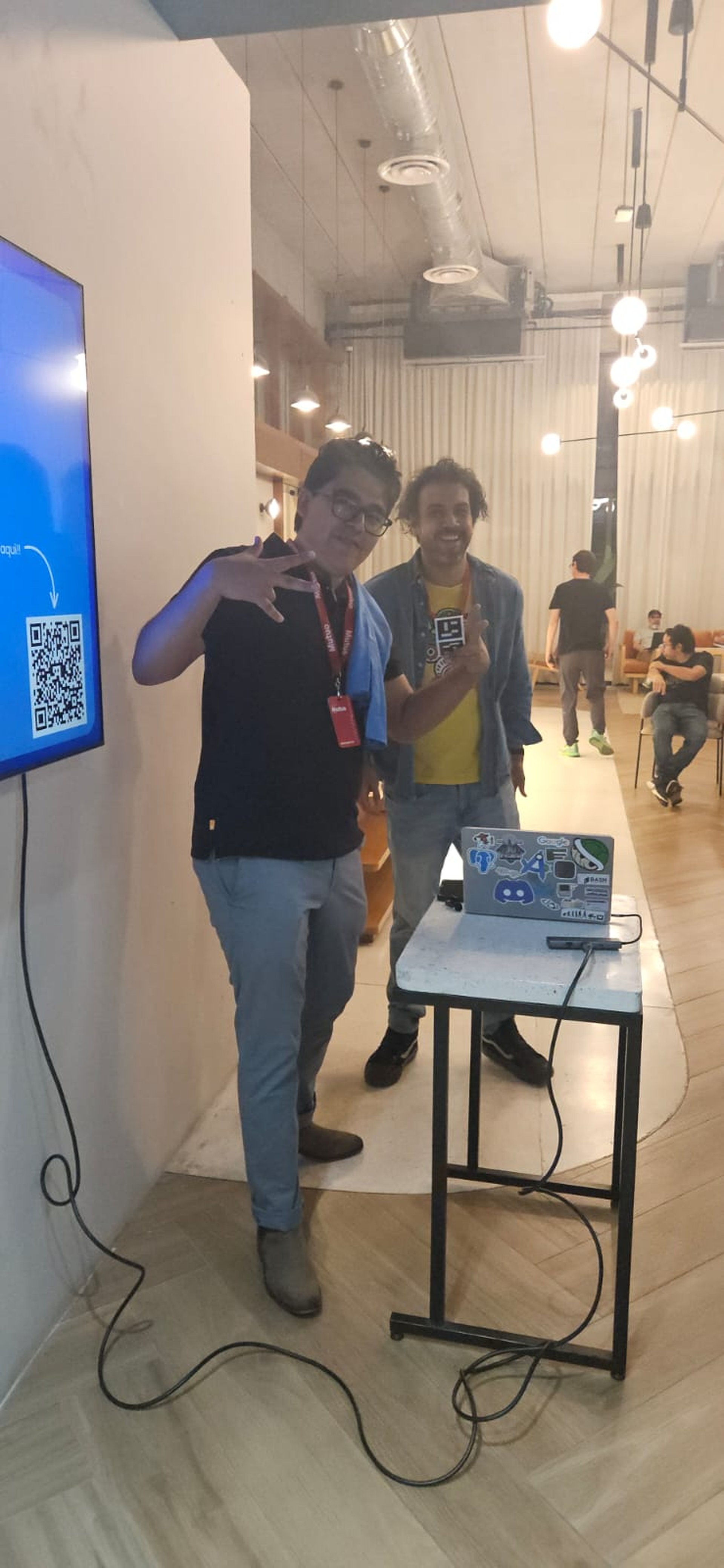 Ponente recibiendo playera de Pythonistas GDL como agradecimiento por su charla