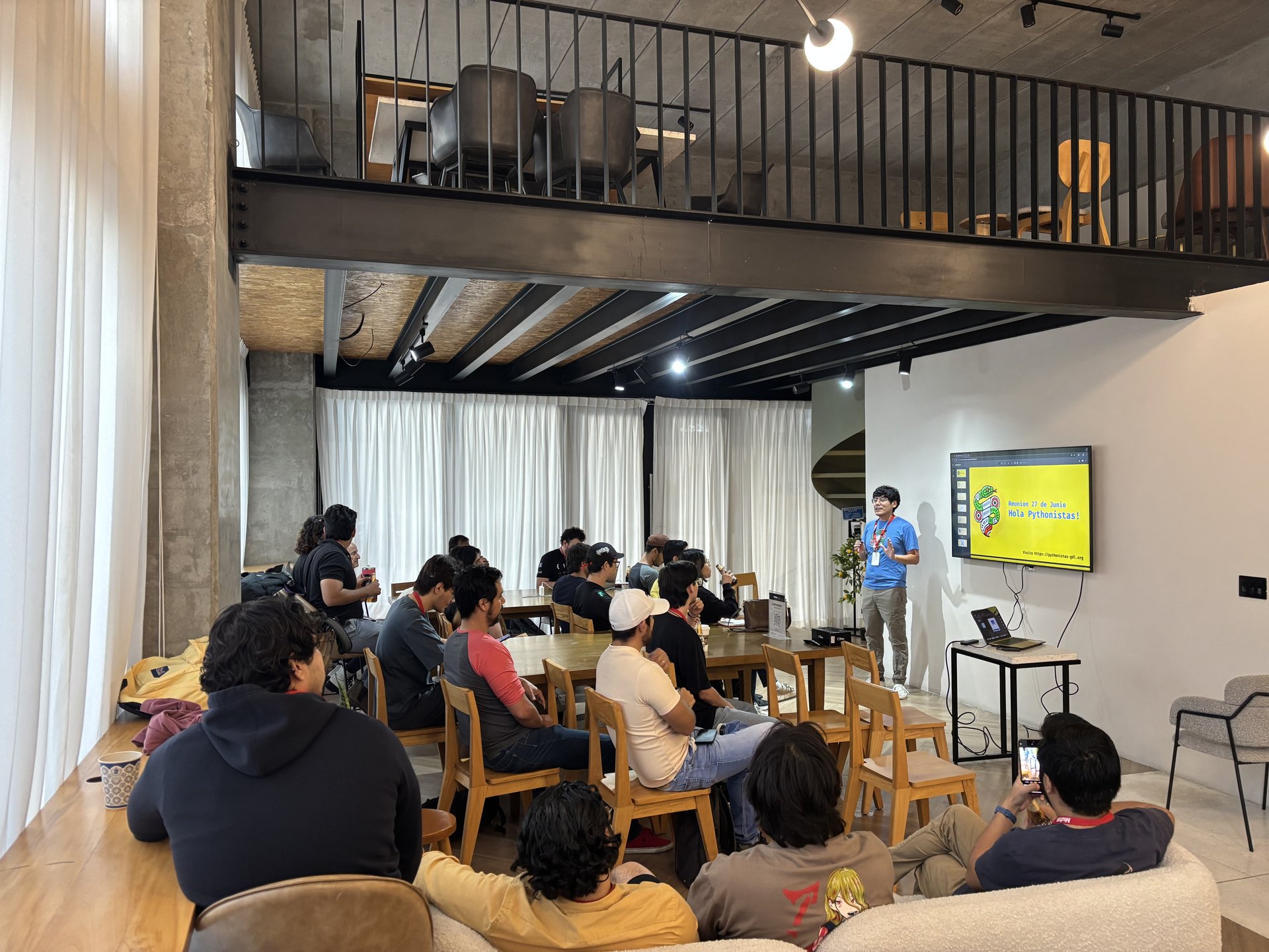Participantes reunidos en el evento de Pythonistas GDL