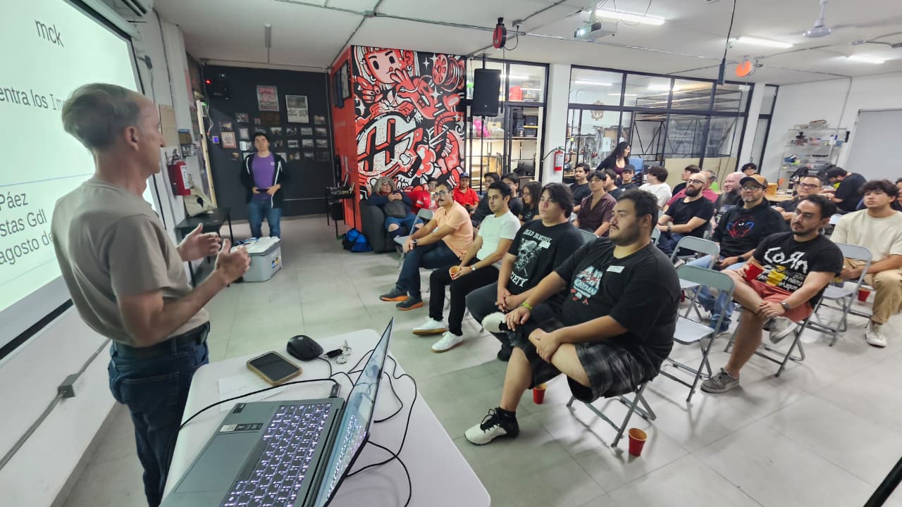 Comunidad de desarrolladores reunida en el evento de Pythonistas GDL de Agosto