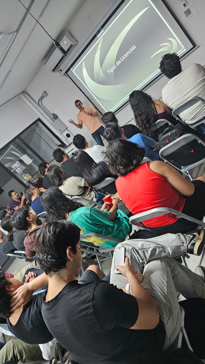 Presentación "¿Qué tan libre es el software libre?" por Luis Álvarez