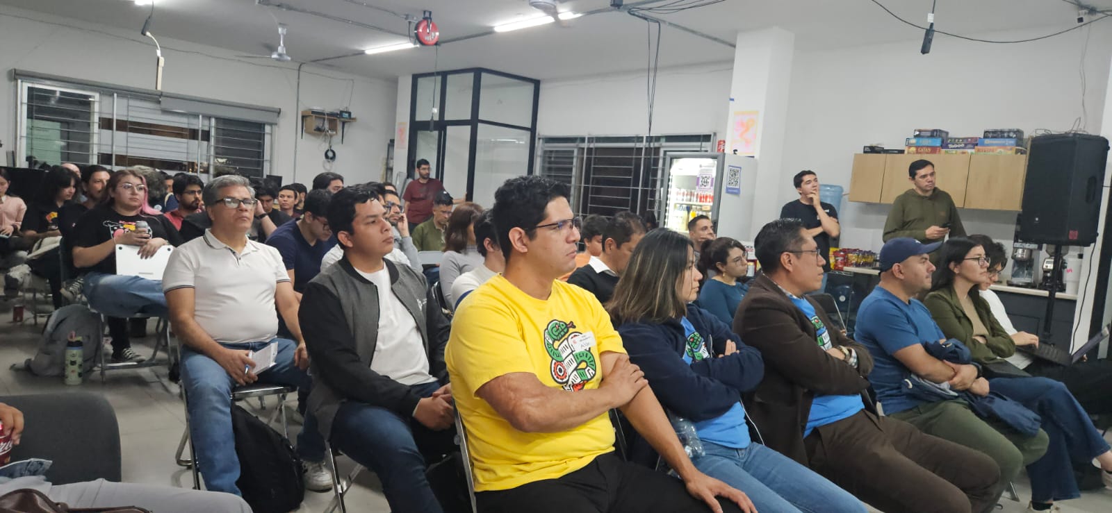 Comunidad de desarrolladores reunida en el evento de Pythonistas GDL de noviembre