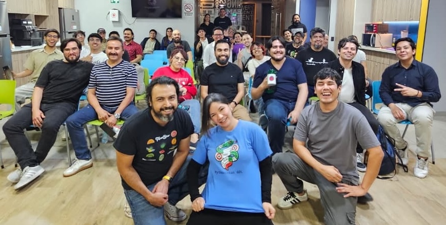 Comunidad de desarrolladores reunida en el evento de Pythonistas GDL de Mayo
