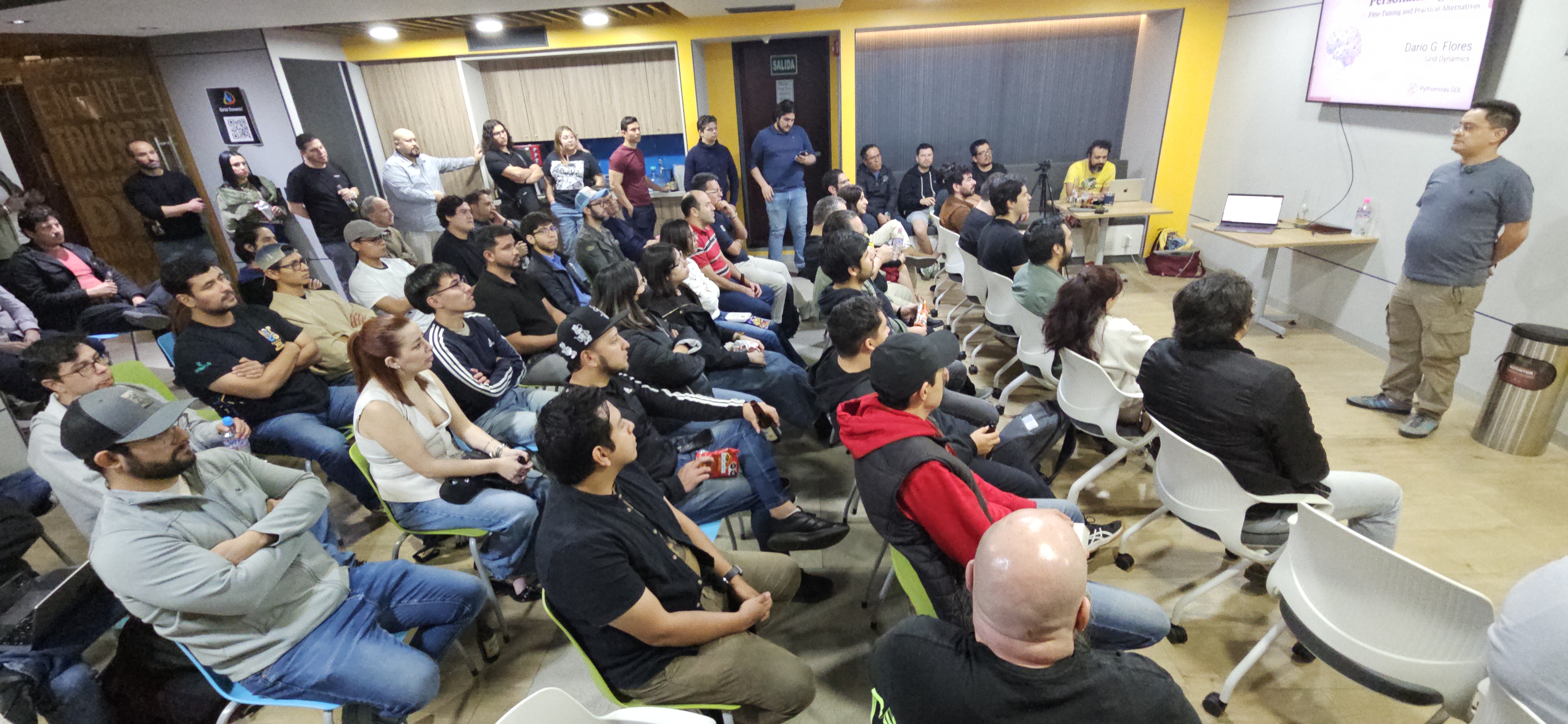 Comunidad de desarrolladores reunida en el evento de Pythonistas GDL de Enero