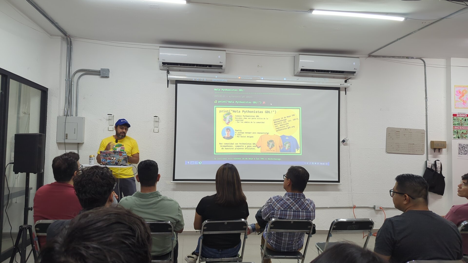 Juan Carlos presentando sobre Pythonistas GDL