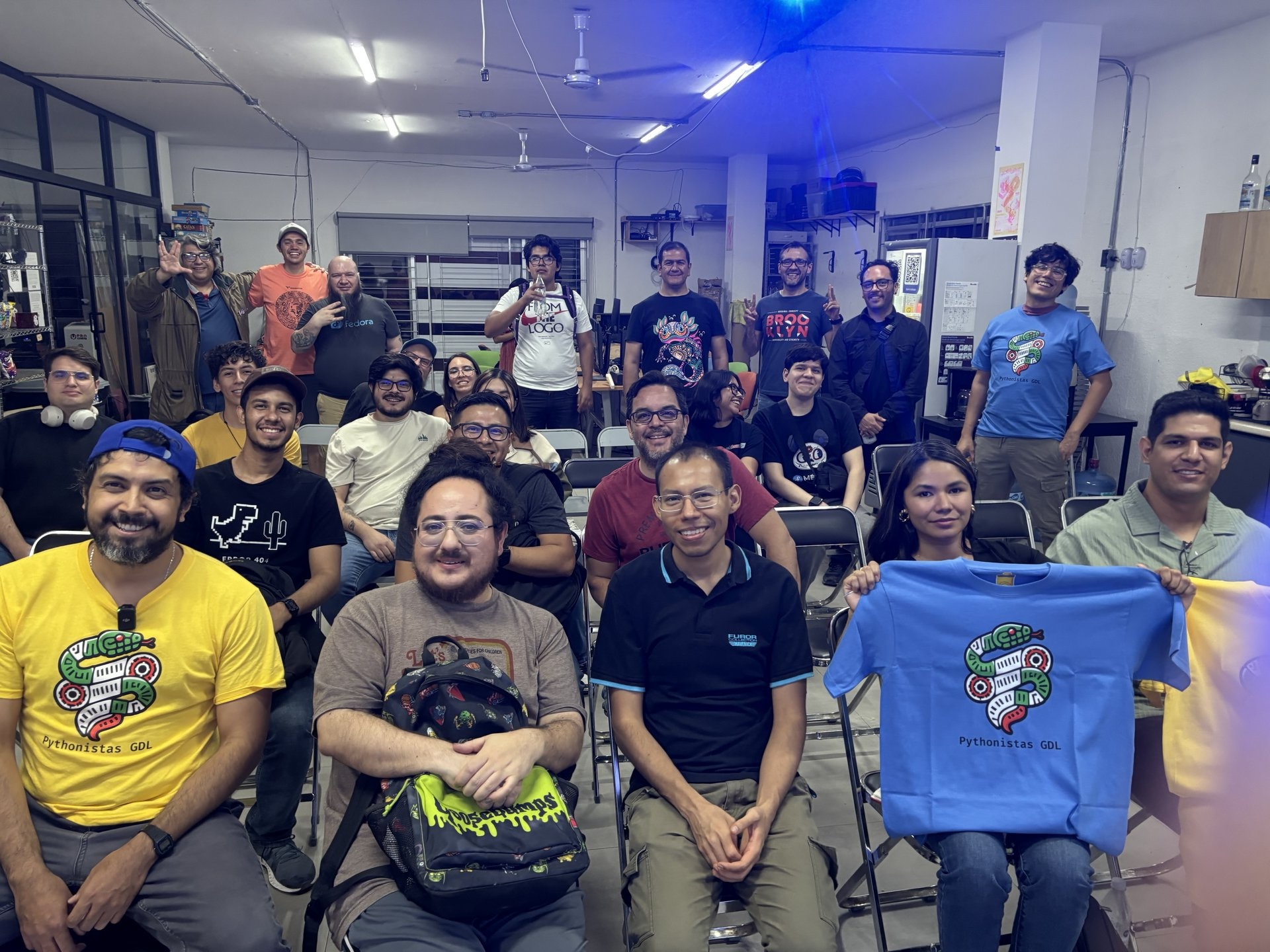 Participantes reunidos en el evento de Pythonistas GDL